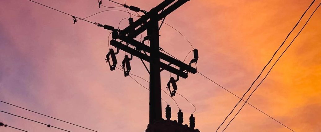 Aberfoyle power outage - Utility workers repairing power lines during an outage