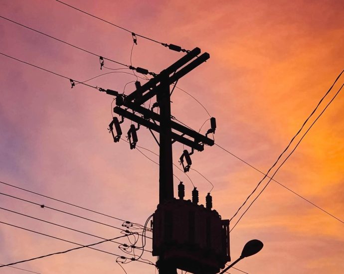 Aberfoyle power outage - Utility workers repairing power lines during an outage