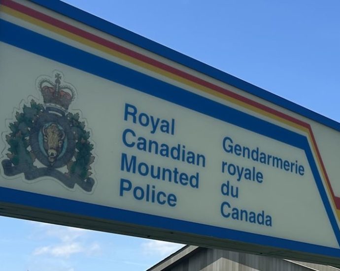 Beaver Bank shots fired - RCMP police vehicle responding to emergency call in Nova Scotia community