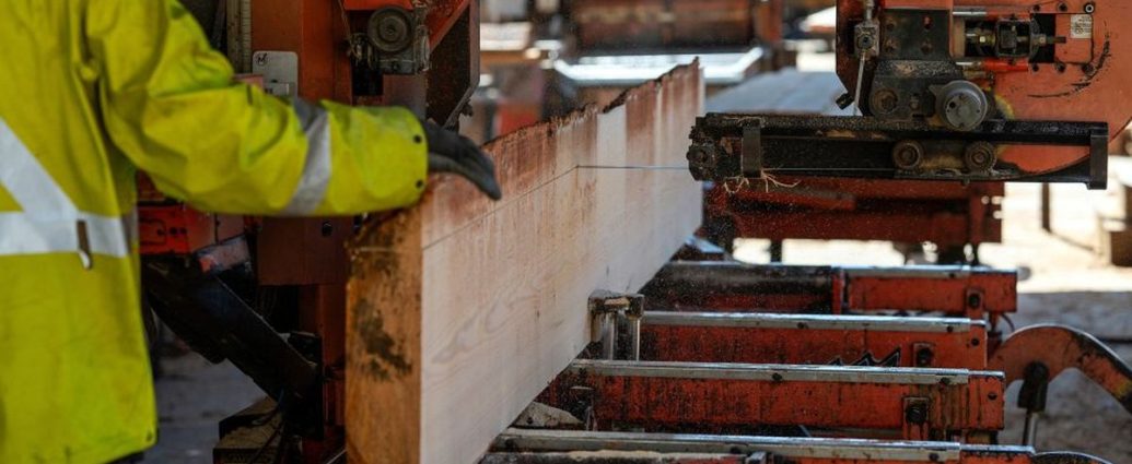 Canada unemployment rate - Workers at a Canadian lumber mill processing wood for export