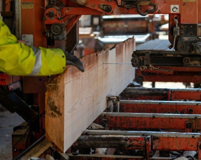 Canada unemployment rate - Workers at a Canadian lumber mill processing wood for export