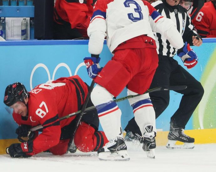 Crosby Olympic injury - Sidney Crosby skating during Olympic hockey game before suffering injury