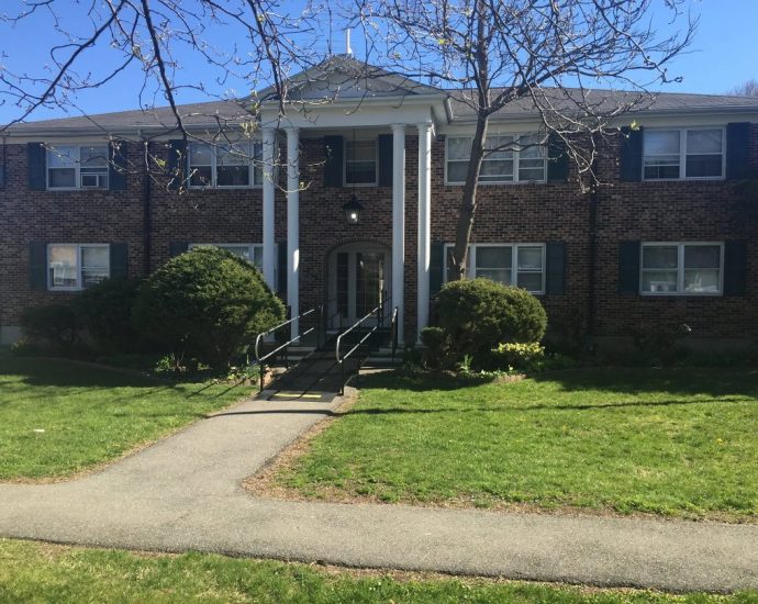 Hamilton Niagara housing market - Residential homes in Hamilton showing typical housing options in the region