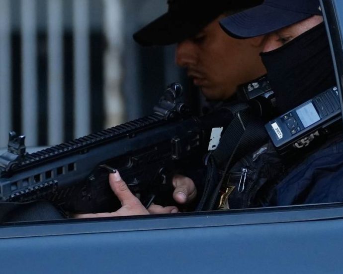 Mexican cartel violence - Mexican special forces conducting anti-cartel operation
