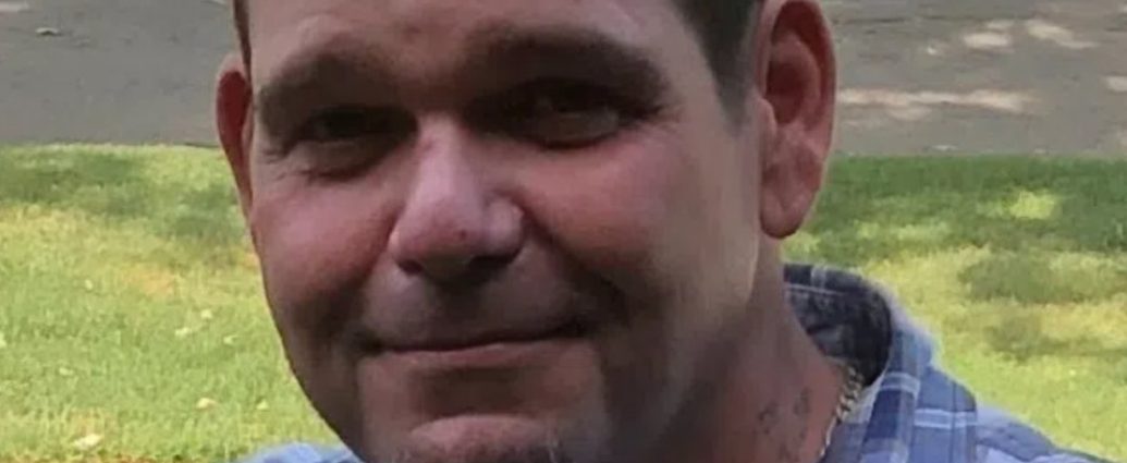 missing person Toronto - Police officers conducting search operation in urban residential area