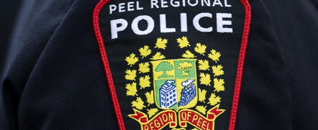 Mississauga police shooting - Police vehicles and investigators at a crime scene in Mississauga
