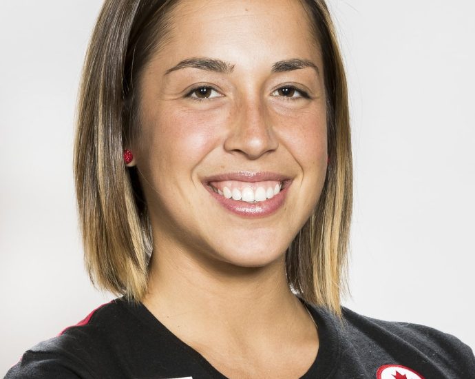 Valerie Maltais skating - Professional speed skater competing on indoor ice track