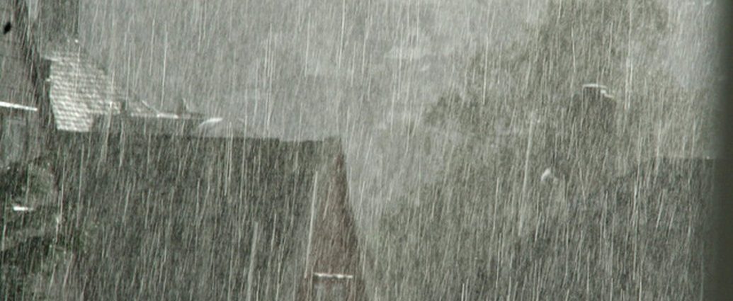 flood warnings Waterloo - Heavy rain and flooding on city streets during severe thunderstorm