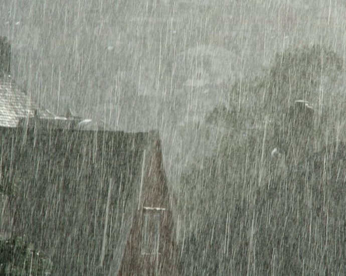 flood warnings Waterloo - Heavy rain and flooding on city streets during severe thunderstorm