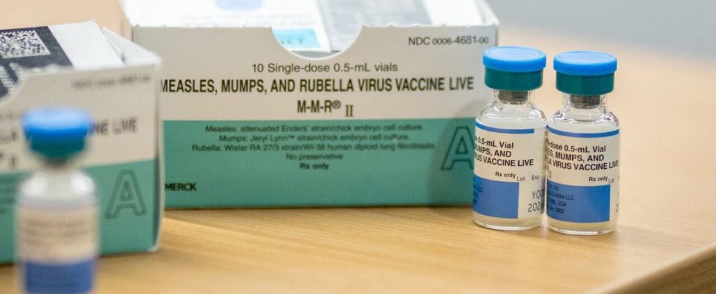 measles Durham Region - Healthcare worker preparing measles vaccine injection