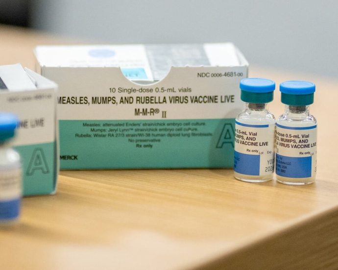 measles Durham Region - Healthcare worker preparing measles vaccine injection