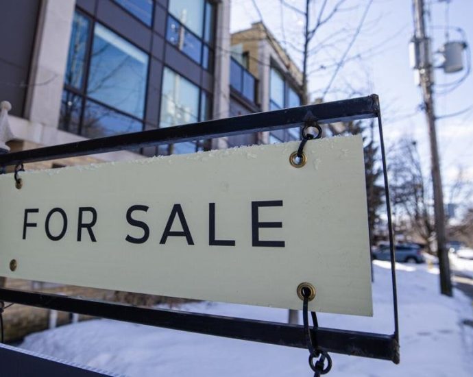 Toronto home prices - Toronto residential homes and condominiums showing declining real estate market
