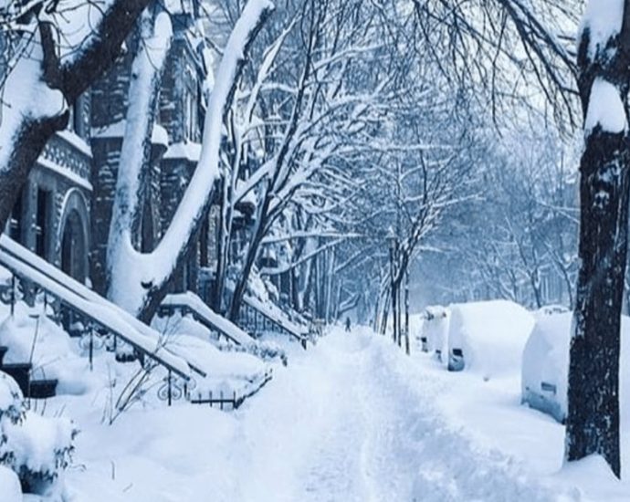 Barrie Collingwood snow warning - Snowy highway conditions during winter storm in Ontario