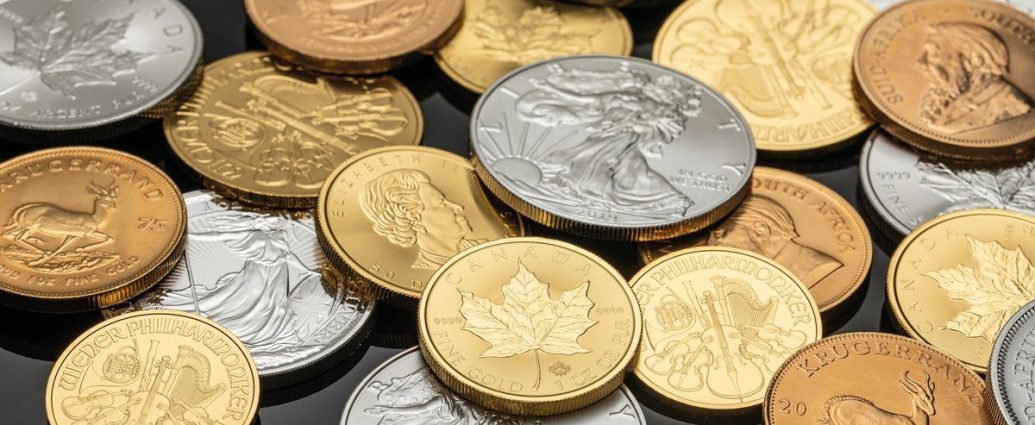 Canadian dollar coins and banknotes representing the Bank of Canada interest rate decision